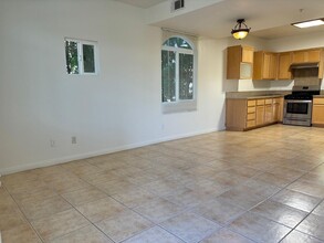 14622 Gilmore St-Unit -101 in Los Angeles, CA - Building Photo - Building Photo