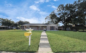 13103 Suzanne St in Stafford, TX - Building Photo - Building Photo