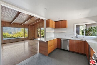 21277 Entrada Rd in Topanga, CA - Building Photo - Building Photo