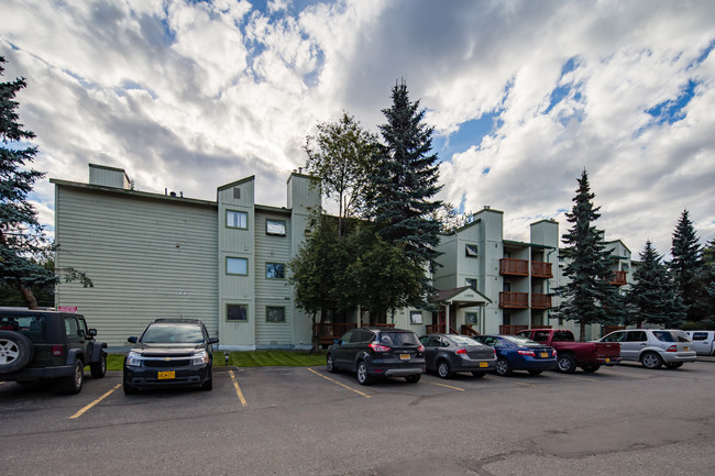 Green Tree Apartments in Anchorage, AK - Foto de edificio - Building Photo