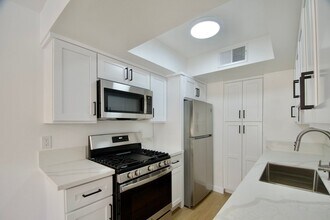 10914 Camarillo St in Los Angeles, CA - Building Photo - Building Photo