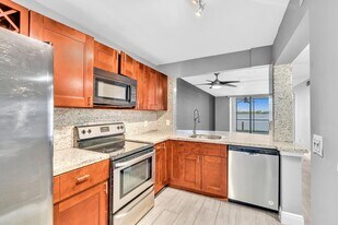 109 Lake Emerald Dr, Unit 108 in Oakland Park, FL - Building Photo