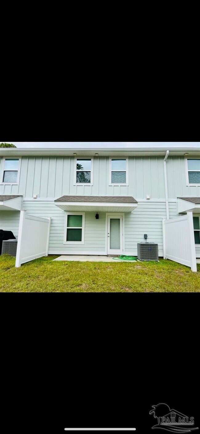 8634 Meadow Flower Ln in Pensacola, FL - Foto de edificio - Building Photo