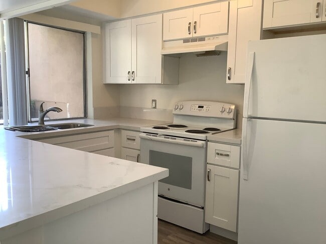 7942 Mission Center Ct in San Diego, CA - Building Photo - Building Photo