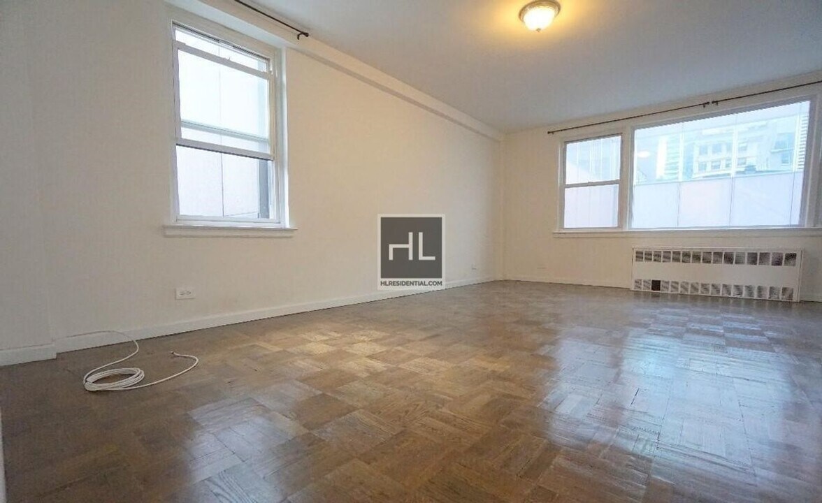 160 E 55th St in New York, NY - Building Photo