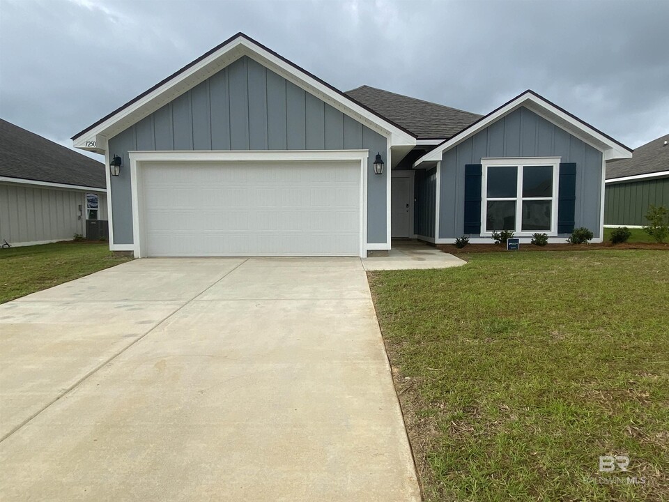 1250 Caper Ave in Foley, AL - Foto de edificio