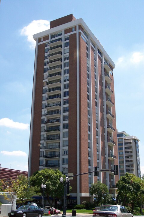 Park Tower in Clayton, MO - Foto de edificio