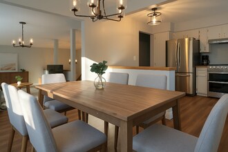 8621 Darnel Rd in Eden Prairie, MN - Foto de edificio - Building Photo