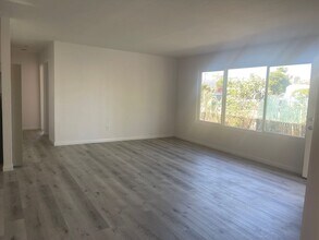 205-207 W Connecticut Ave in Vista, CA - Building Photo - Building Photo