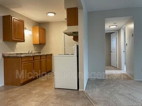 865 E Summit St in Milford, MI - Building Photo - Building Photo