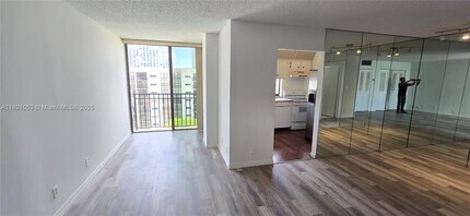 17011 N Bay Rd in Sunny Isles Beach, FL - Building Photo - Building Photo
