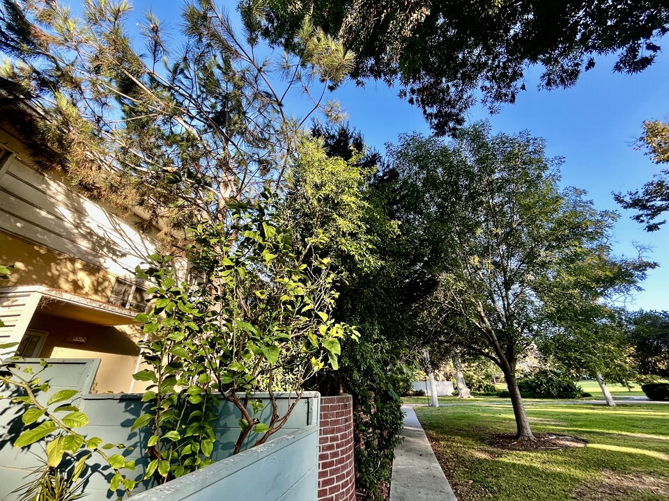 5307 1/2 Village Grn in Los Angeles, CA - Building Photo