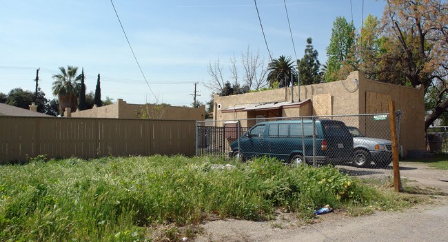 728 W 7th St in San Bernardino, CA - Foto de edificio - Building Photo