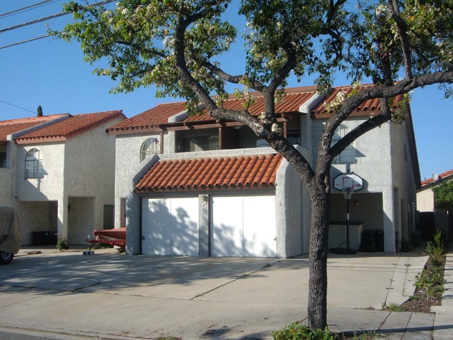 4971 Pearce St in Huntington Beach, CA - Foto de edificio - Building Photo