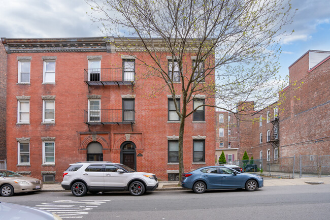 155 Cottage St in East Boston, MA - Foto de edificio - Building Photo