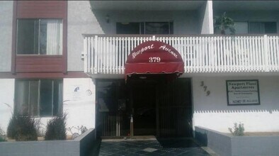 Newport Plaza in Long Beach, CA - Foto de edificio - Building Photo
