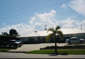 201 Castlewood Dr in North Palm Beach, FL - Building Photo