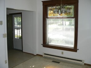 204 W Cedar St, Unit Apartment A in Chippewa Falls, WI - Building Photo - Building Photo