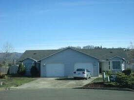 165-167 SE Silverado Ct in Roseburg, OR - Building Photo