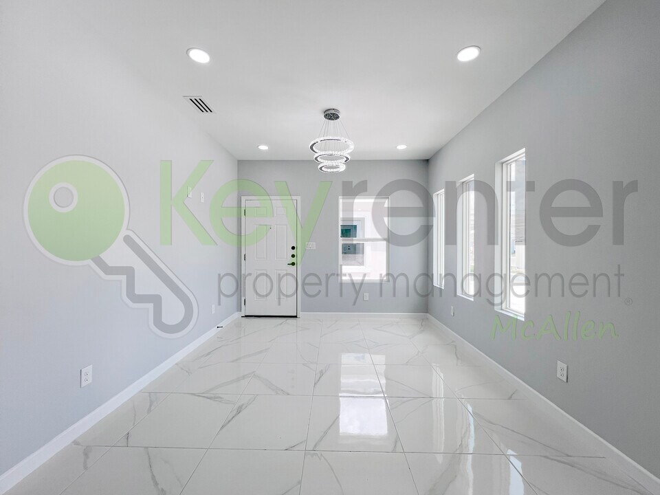 913 N Woodson Ave in Edinburg, TX - Building Photo