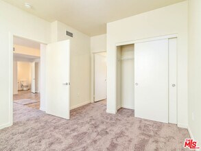 12655 Bluff Creek Dr in Los Angeles, CA - Foto de edificio - Building Photo