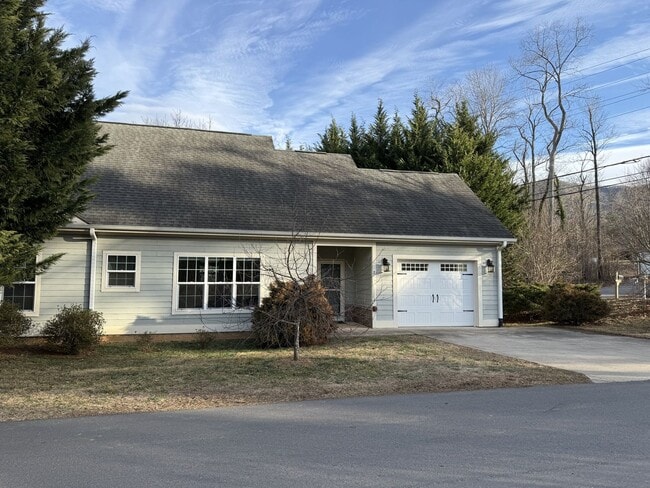 7 White Pine Dr in Black Mountain, NC - Building Photo - Building Photo