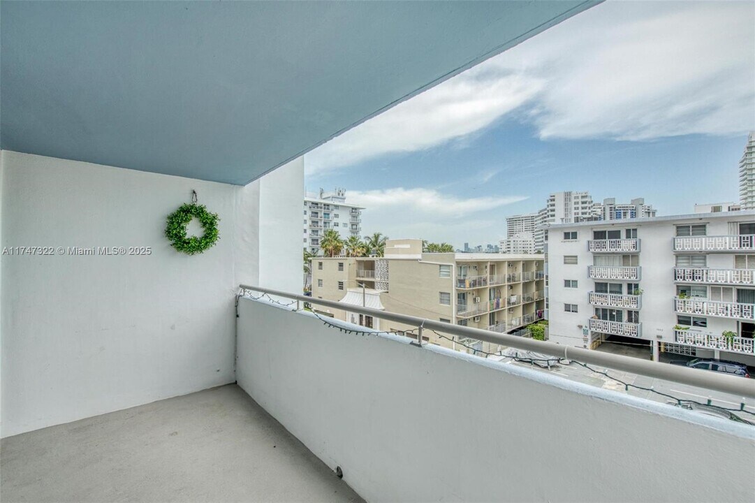 1658 Bay Rd in Miami Beach, FL - Building Photo