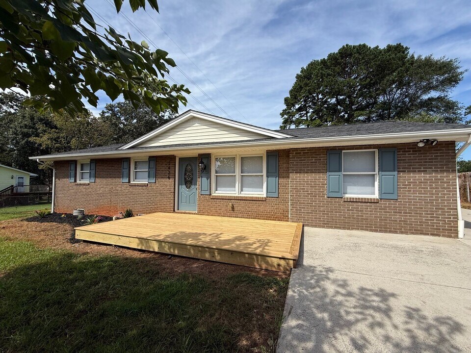 1426 3rd St SW in Hickory, NC - Building Photo