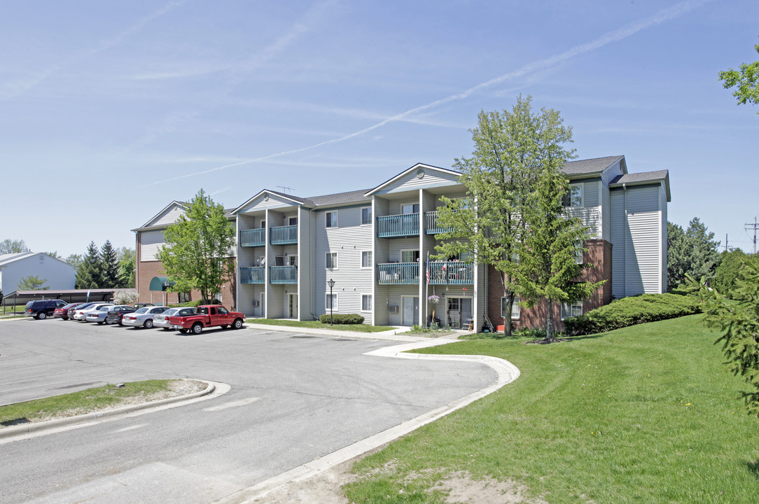 Colonial Meadows Senior Community in Pontiac, MI - Building Photo