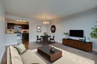 3930 N Pine Grove Ave in Chicago, IL - Building Photo - Building Photo