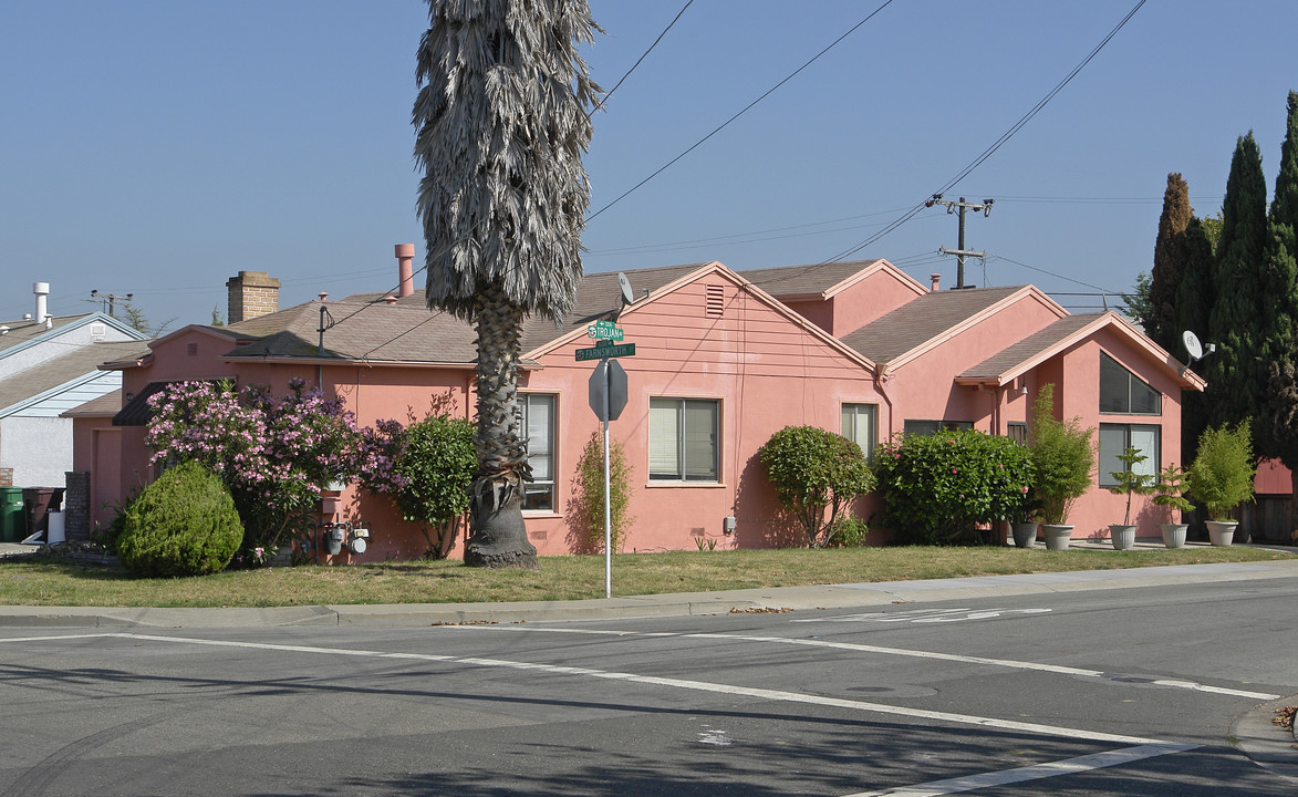 15230 Farnsworth St in San Leandro, CA - Foto de edificio