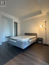 8 Wellesley St W in Toronto, ON - Building Photo - Building Photo