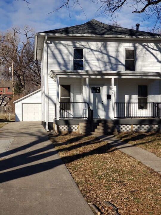 1208 Koenigstein Ave in Norfolk, NE - Foto de edificio