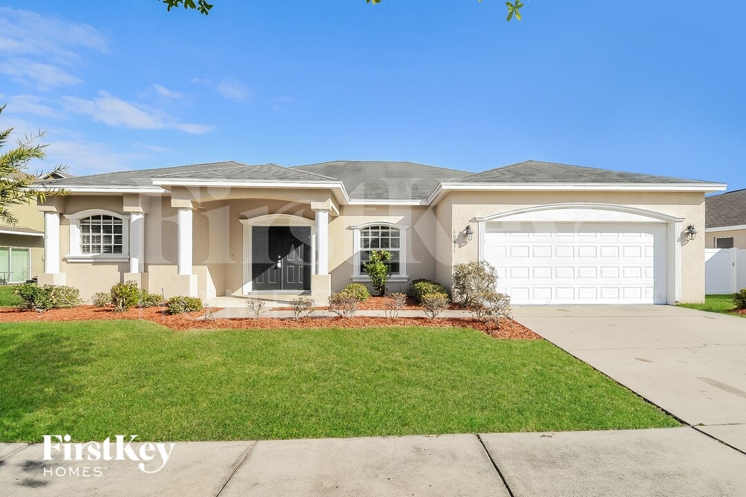 10611 Carloway Hills Dr in Wimauma, FL - Building Photo