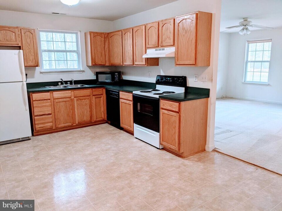 403 Perrys Corner Rd in Grasonville, MD - Building Photo