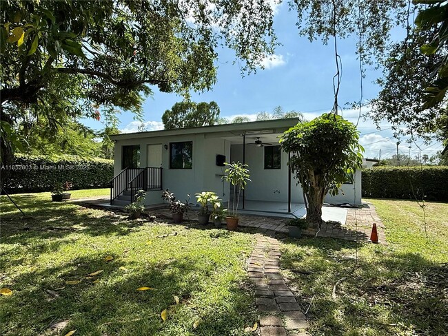6111 Coral Wy in Miami, FL - Building Photo - Building Photo