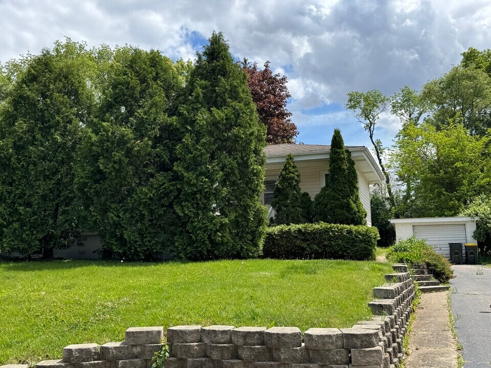 225 Panama Ave in Hampshire, IL - Building Photo