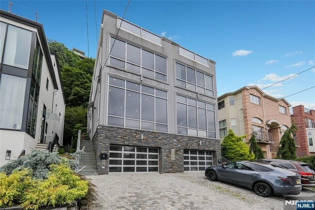 property at 760A Undercliff Ave