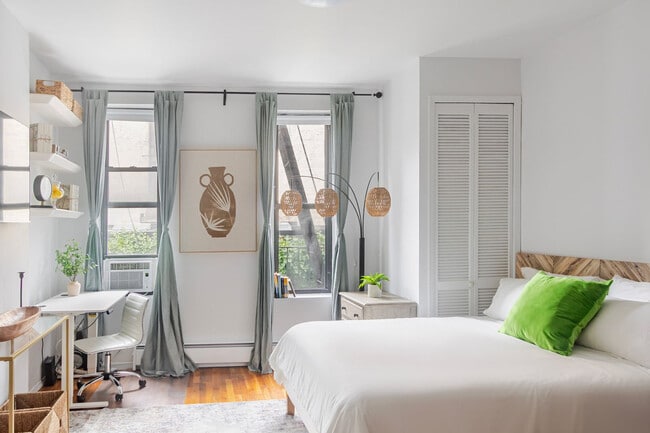 765 Washington St in New York, NY - Building Photo - Building Photo