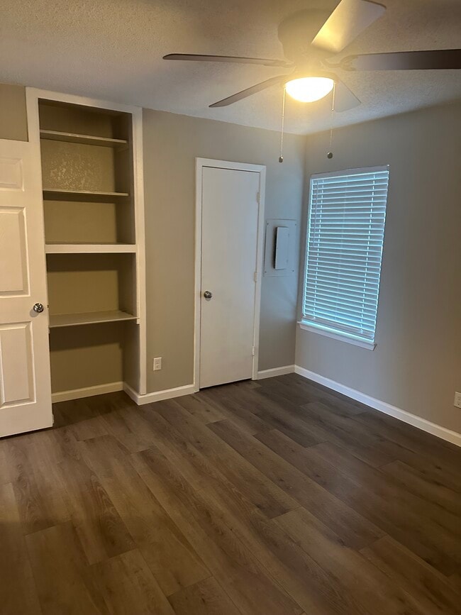 228 Greenhill Dr, Unit #6 in Joshua, TX - Foto de edificio - Building Photo