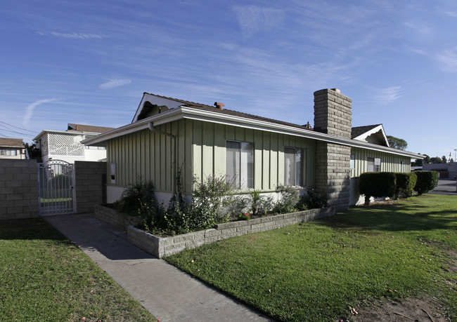 3411 W Danbrook Ave in Anaheim, CA - Foto de edificio - Building Photo