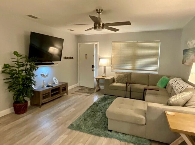 10036 63rd Ave N, Unit 16 in St. Petersburg, FL - Foto de edificio - Building Photo