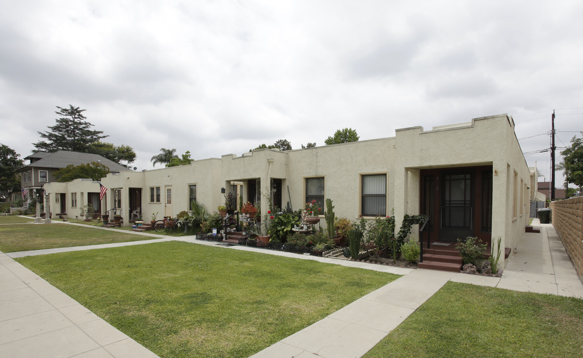 Hacienda Court in Anaheim, CA - Foto de edificio