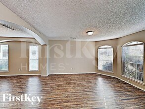 5726 Chelmsford Trail in Arlington, TX - Foto de edificio - Building Photo