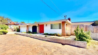 109 Del Sureno in Fallbrook, CA - Building Photo