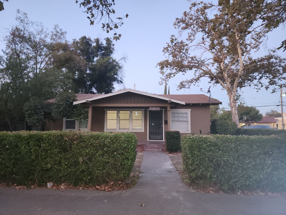 629 16th St in Modesto, CA - Foto de edificio