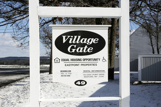 Village Gate Apartments in Nashua, NH - Building Photo - Building Photo