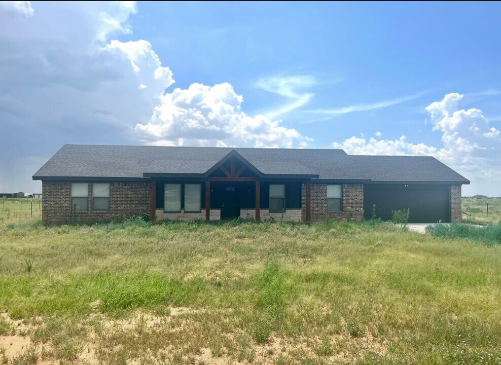 8901 N County Rd 3200 in Idalou, TX - Building Photo