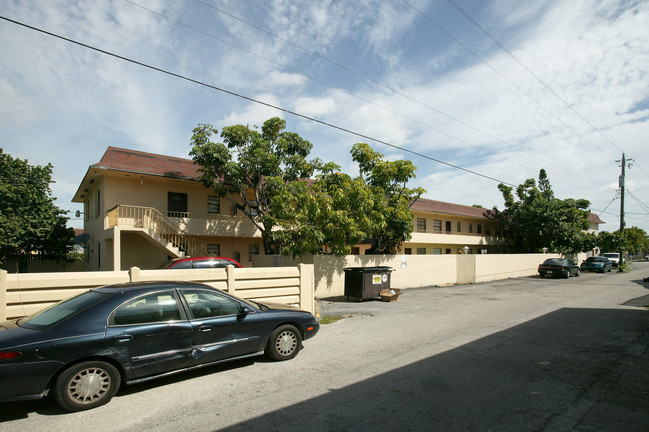 3700 NW 62nd Ave in Miami, FL - Foto de edificio - Building Photo