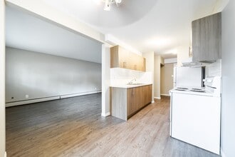 3312 105 Av NW in Edmonton, AB - Building Photo - Building Photo